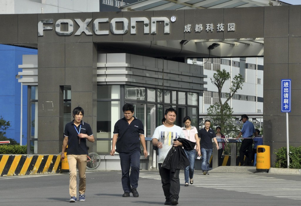 Lavoratori escono dalla sede Foxconn di Chengdu