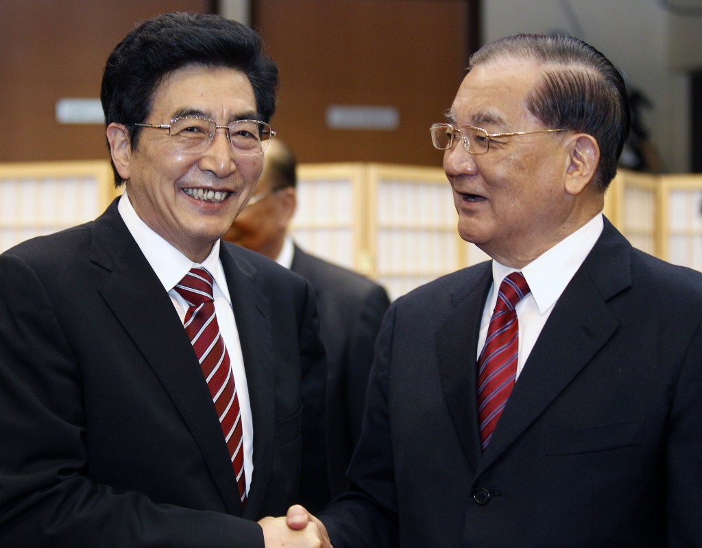 Guo Jinlong (S), ex-sindaco di Pechino, con Lien Chan (D), presidente del Guomindang a Taiwan