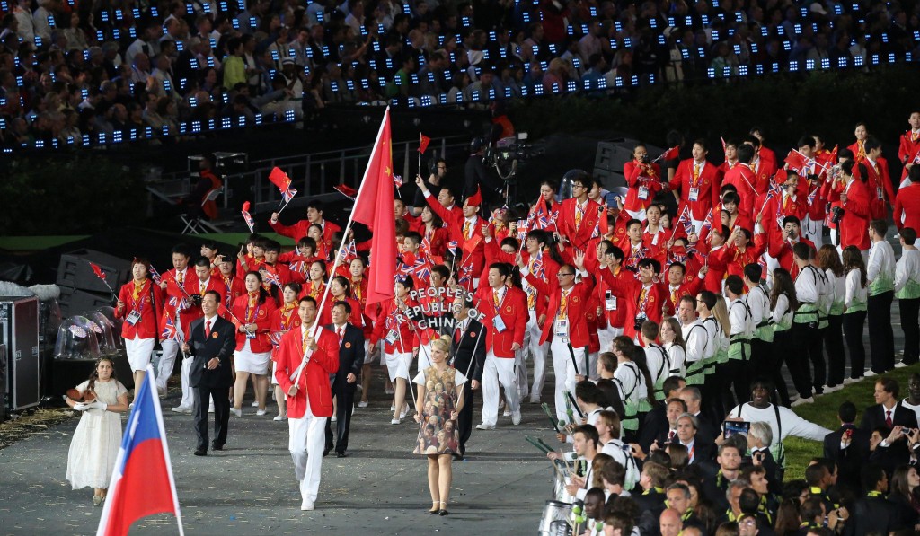 La squadra cinese guidata da Yi Jinlian alla cerimonia di apertura di Londra 2012