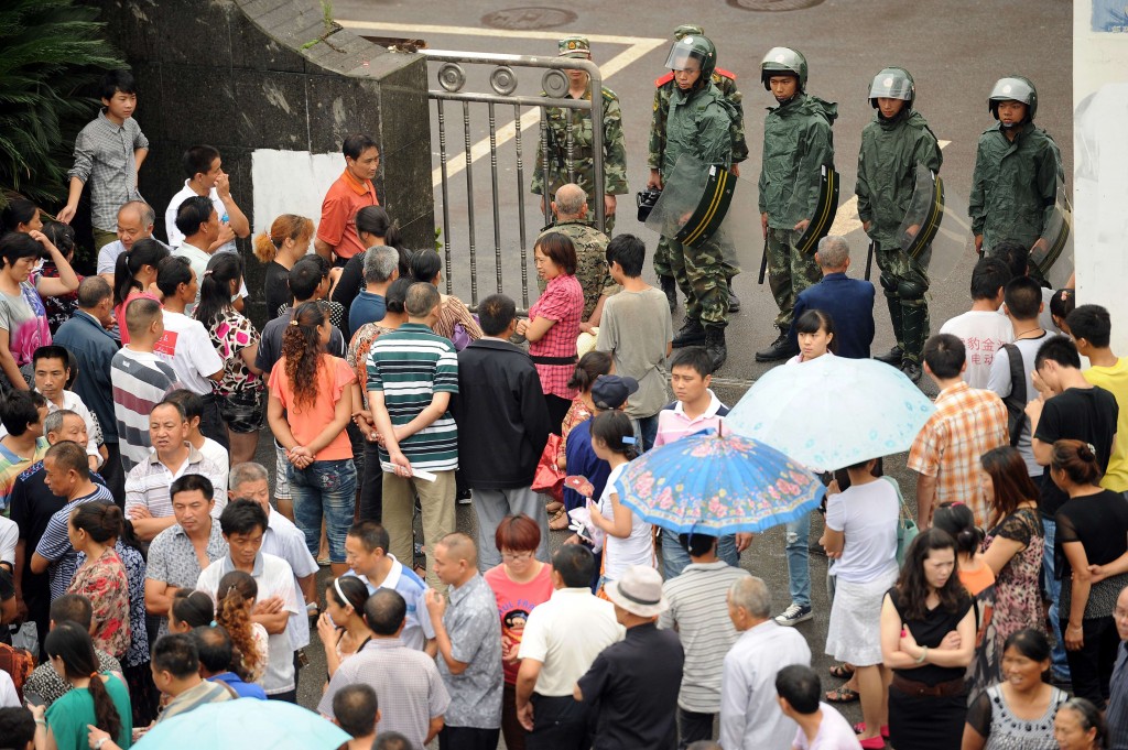 Polizia paramilitare ai cancelli del palazzo del governo locale di Shifang