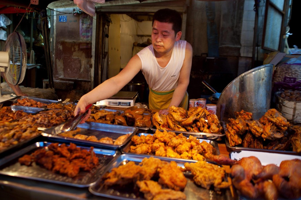 Una bancarella vende snack per le strade di Qingdao