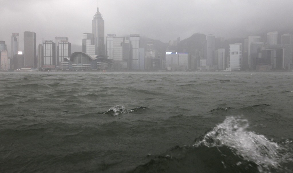 Lo skyline di Hong Kong durante il passaggio del tifone Vicente