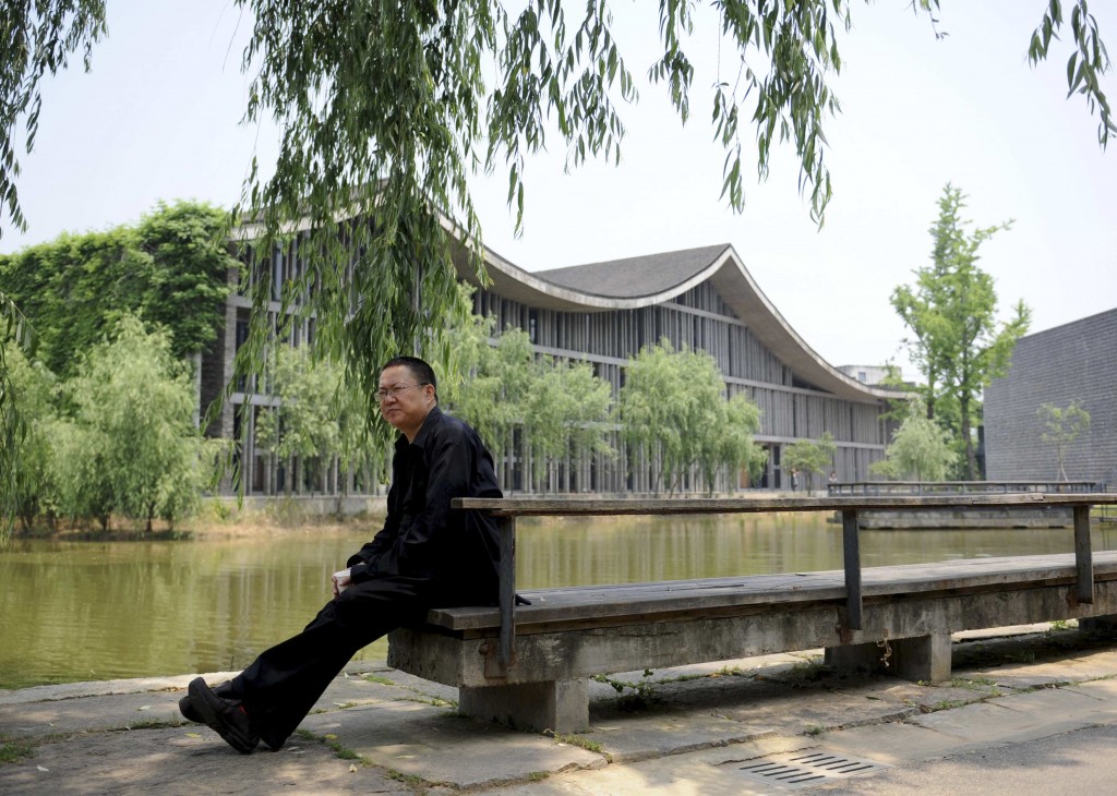Wang Shu davanti ad un edificio di sua creazione ad Hangzhou