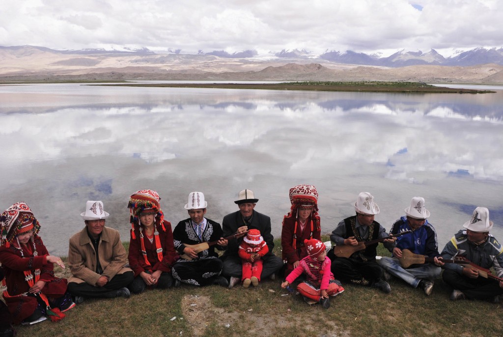 Una famiglia Tajika vicino al lago Karakul nel Xinjiang Uighur