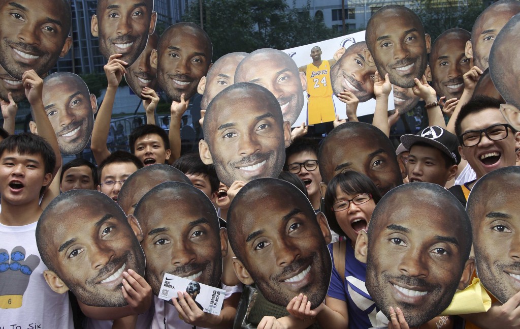 I fan, con migliaia di poster di Kobe Bryant, aspettano l’arrivo della star a Canton