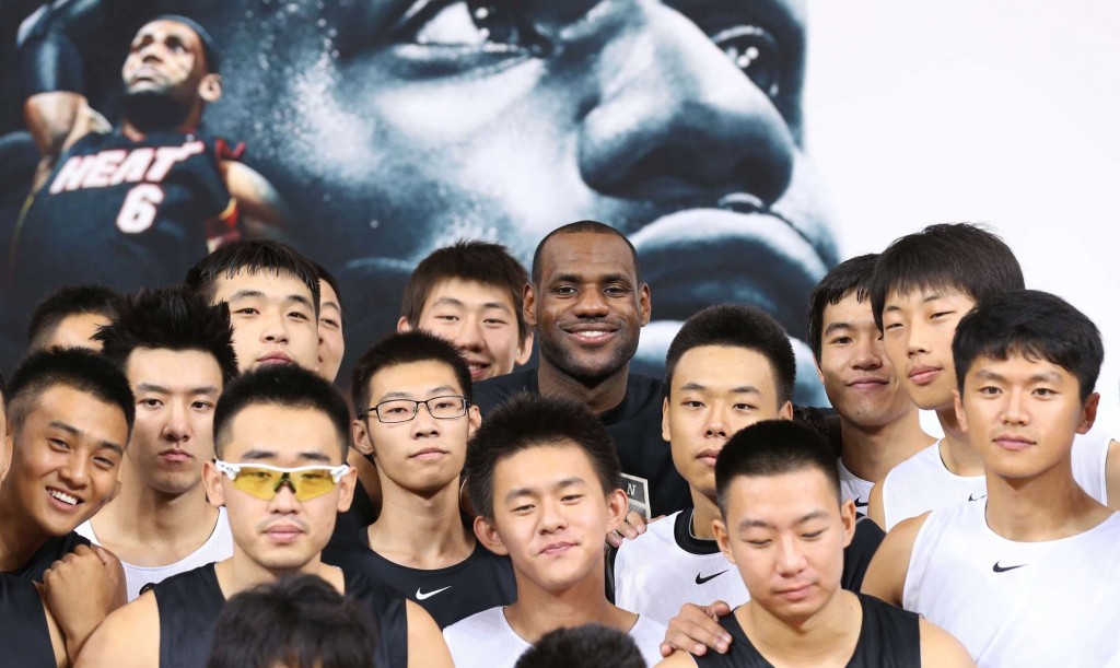 LeBron James posa insieme ai fan a Pechino