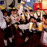 Performers cinesi in costumi bavaresi alla Festa della Birra di Qingdao