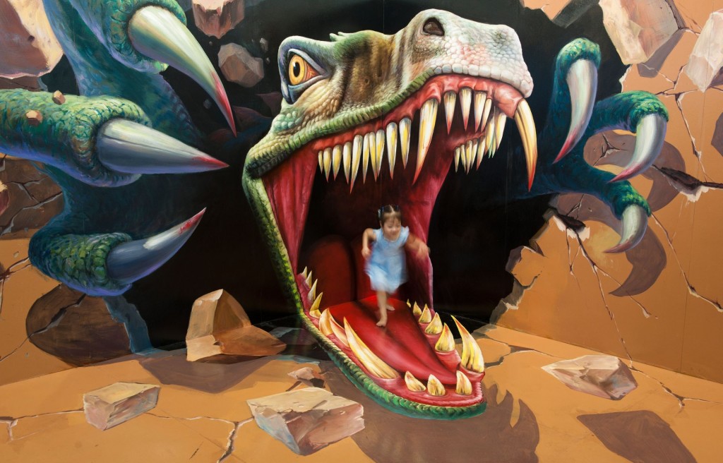 In fuga dalle fauci di un dinosauro, ma è solo un dipinto in 3D