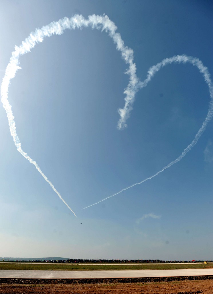 Un cuore disegnato nel cielo dagli acrobati dell’Aeronautica cinese a Shenyang