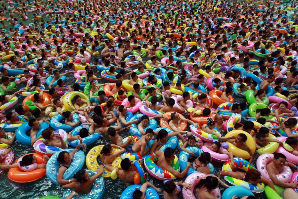Una affollatissima piscina ad acqua salata a Daying, nel Sichuan