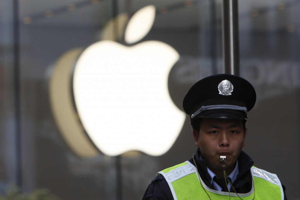 Un poliziotto davanti all’Apple store di Shanghai