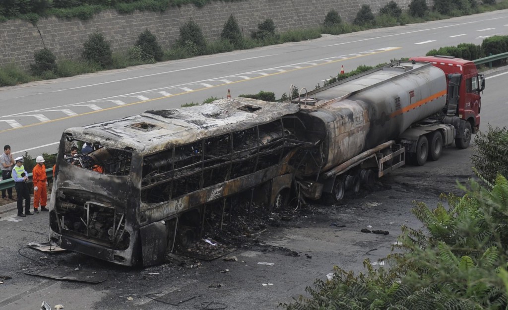 L’autobus e l’autocisterna coinvolti nell’incidente