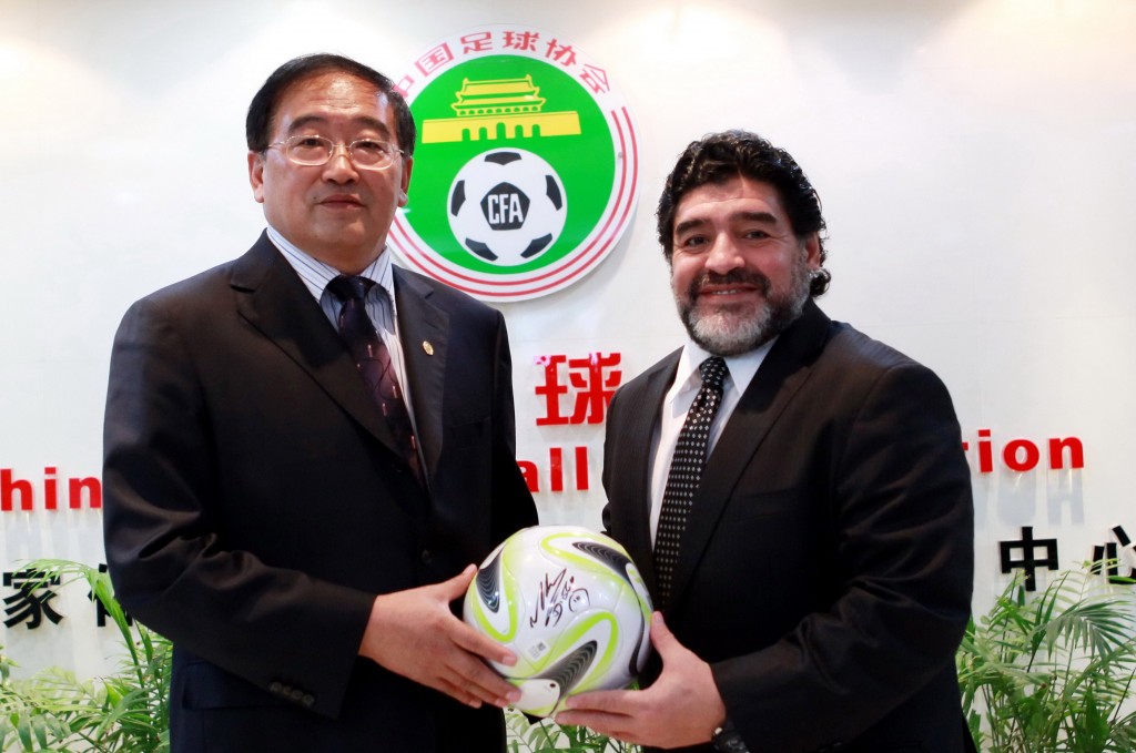 Diego Armando Maradona con Wei Di, presidente della Chinese Football Association