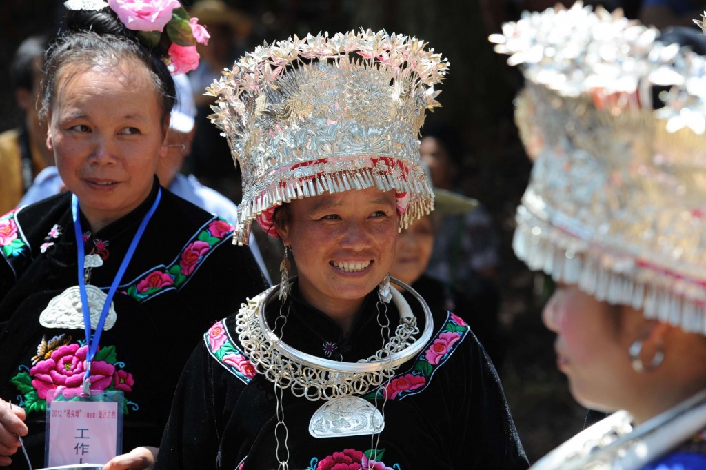 Una donna di etnia Miao in costumi tradizionali