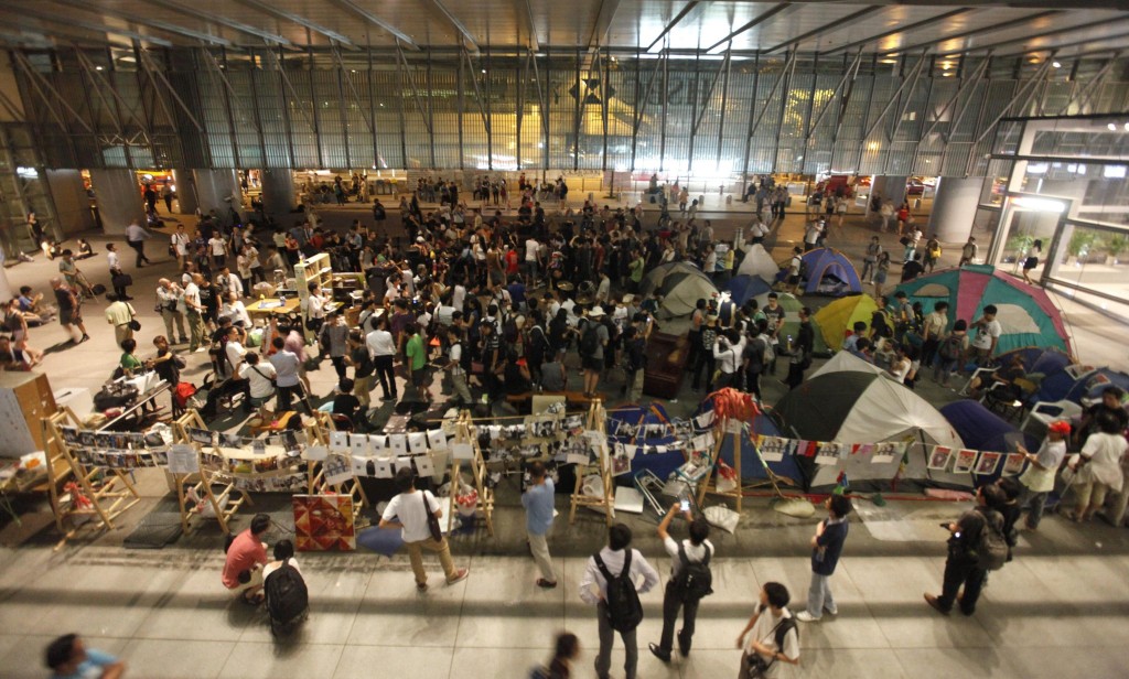 I manifestanti di Occupy Central presso il palazzo della HSBC a Hong Kong