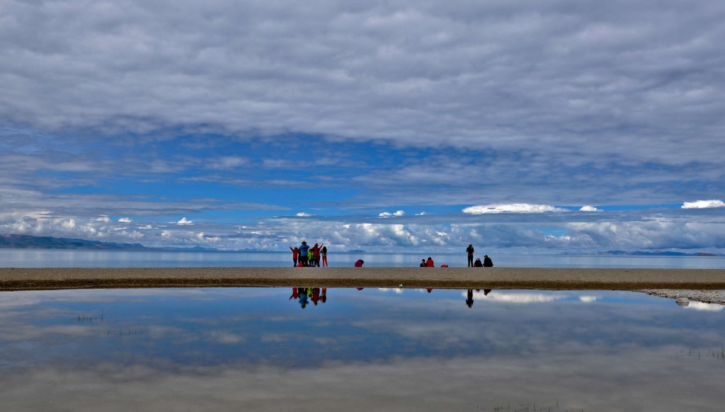 Turisti sul lago Namtso, in Tibet