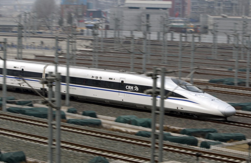 Un treno ad alta velocità entra in stazione a Pechino