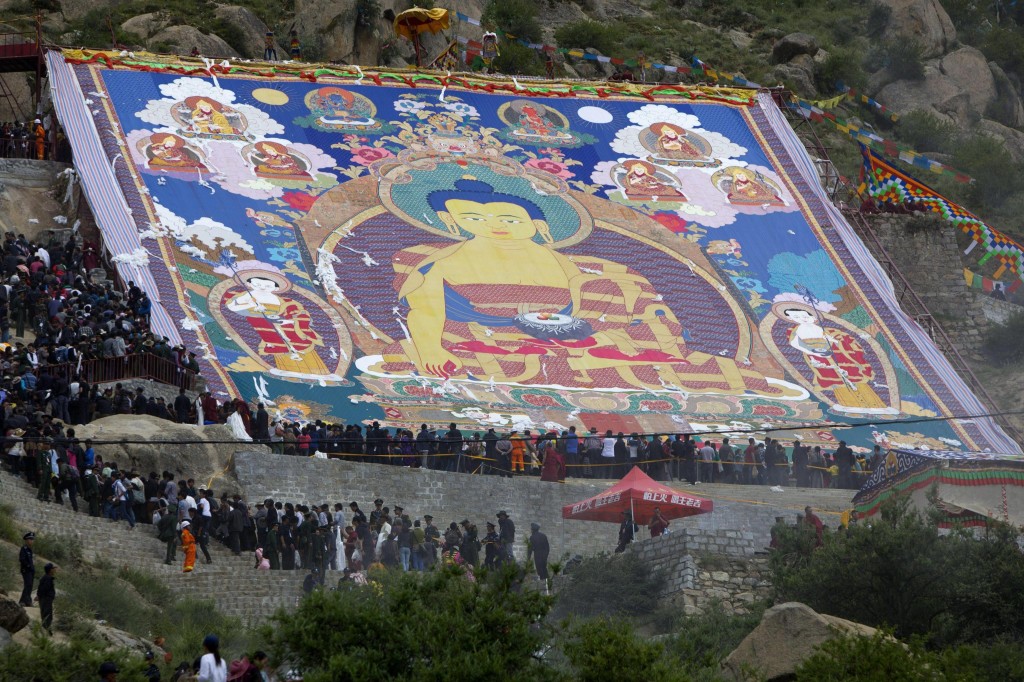 Un gigantesco dipinto buddista viene svelato per i fedeli allo Sho Dun Festival di Lhasa