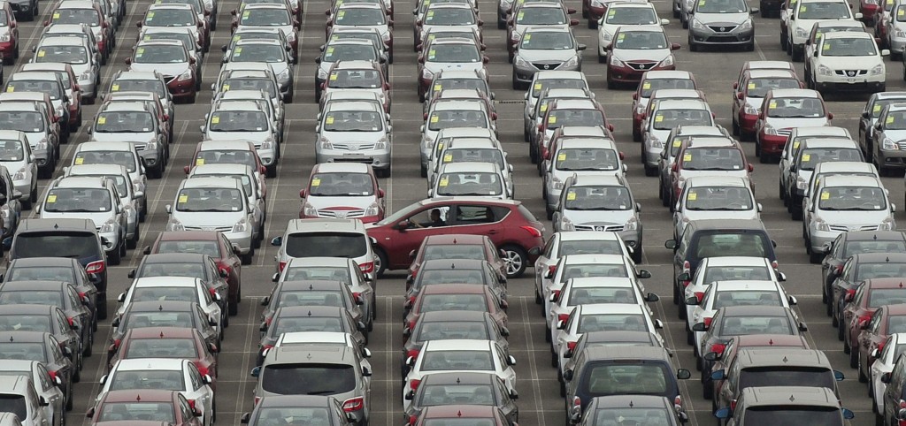 Il parcheggio di una fabbrica di automobili