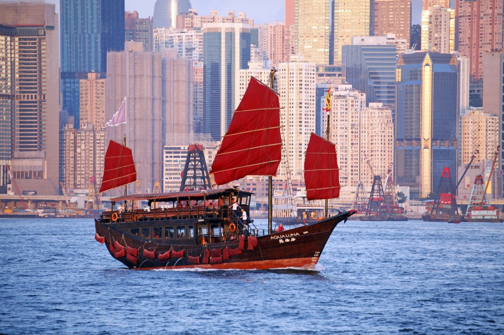 Una giunca a Victoria Harbour, Hong Kong