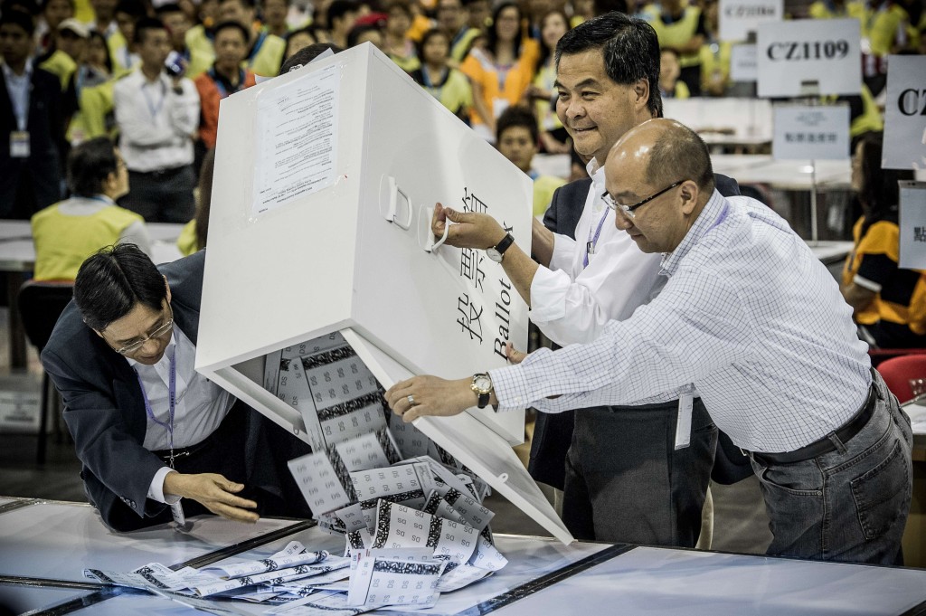 Il governatore di Hong Kong, Leung Chun-Ying, apre un’urna elettorale per il conteggio voti