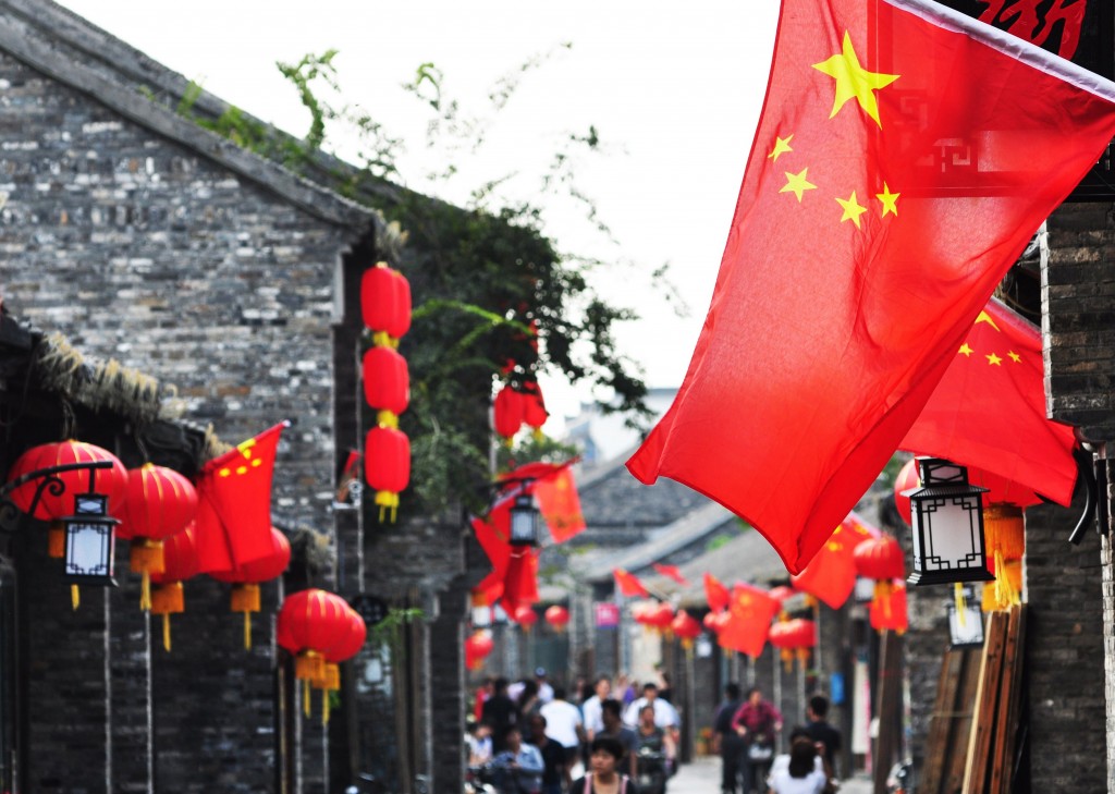 Hutong pechinesi addobbati a festa per il National Day