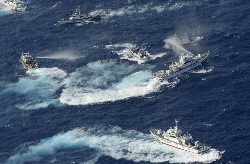 Navi della Guardia Costiera giapponese usano cannoni d’acqua contro pescherecci taiwanesi