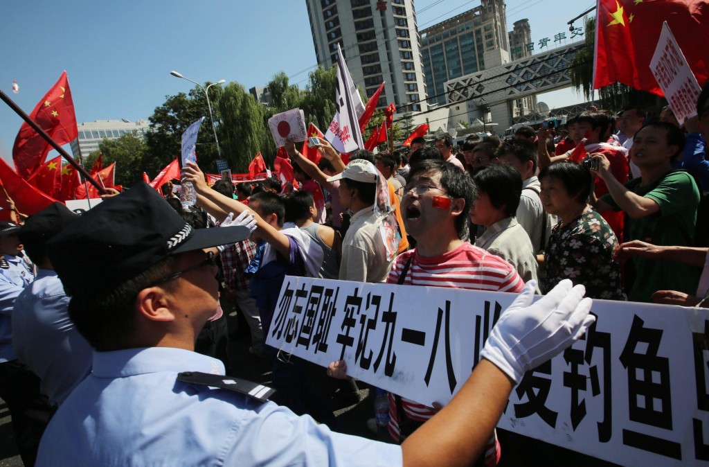 Folla di manifestanti davanti all’ambasciata giapponese a Pechino