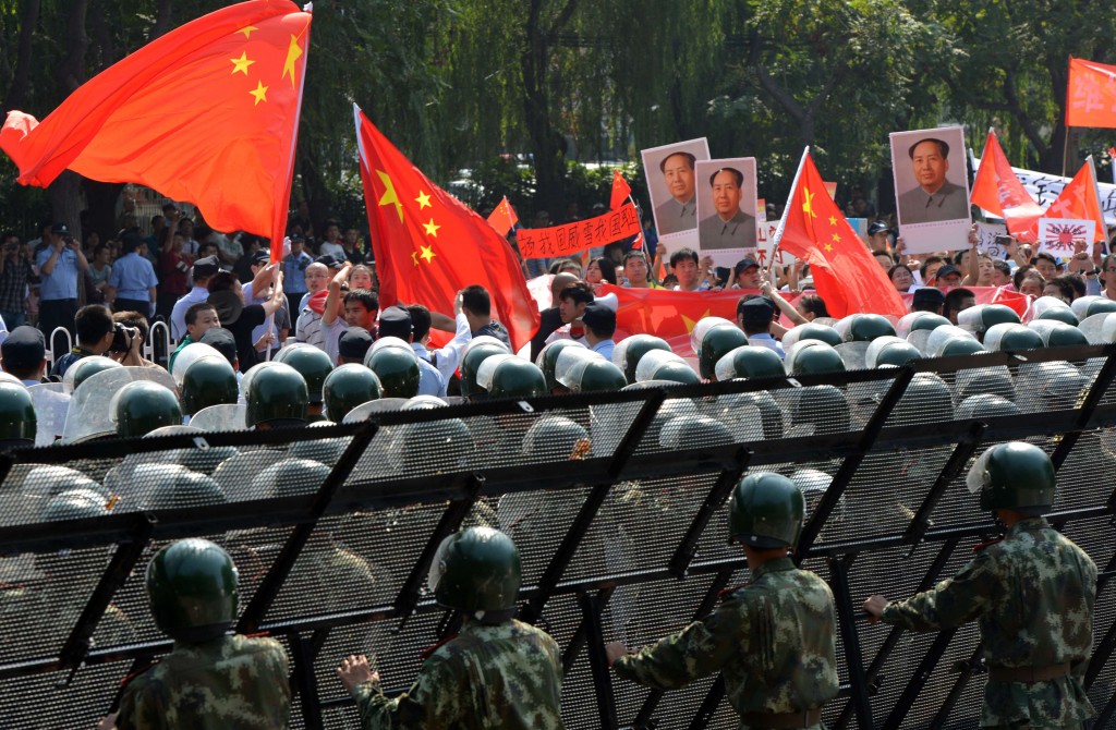 Poliziotti in tenuta anti sommossa fuori dall’ambasciata giapponese di Pechino