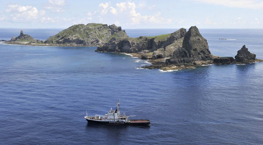 Un’imbarcazione giapponese al largo delle Senkaku