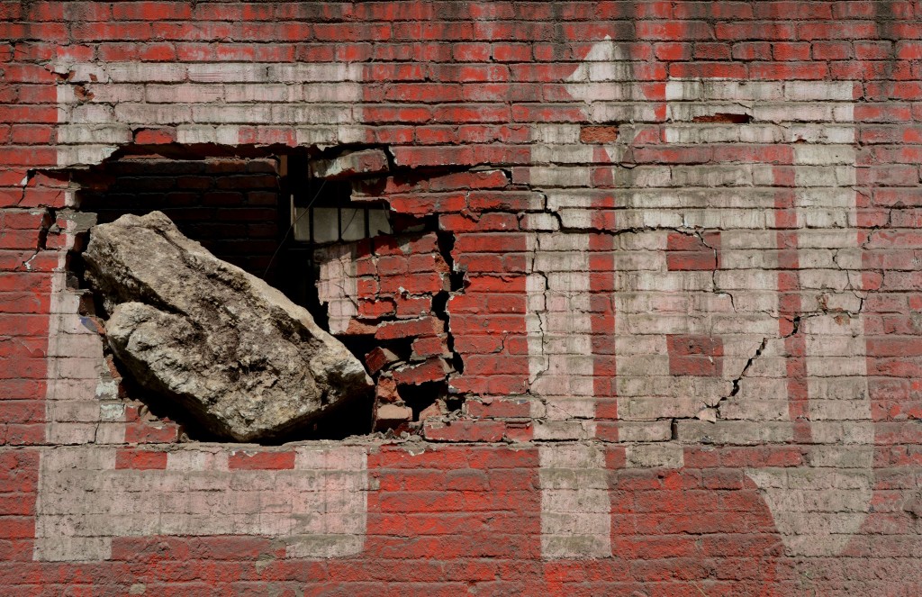 Il muro di un edificio di Yiliang dopo il terremoto