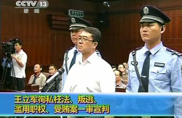Wang Lijun ascolta la sentenza in un’immagine tratta da Cctv