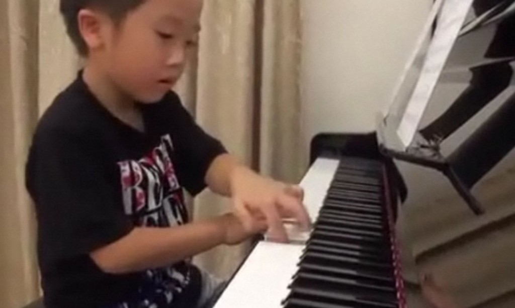 Il baby Mozart cinese al pianoforte