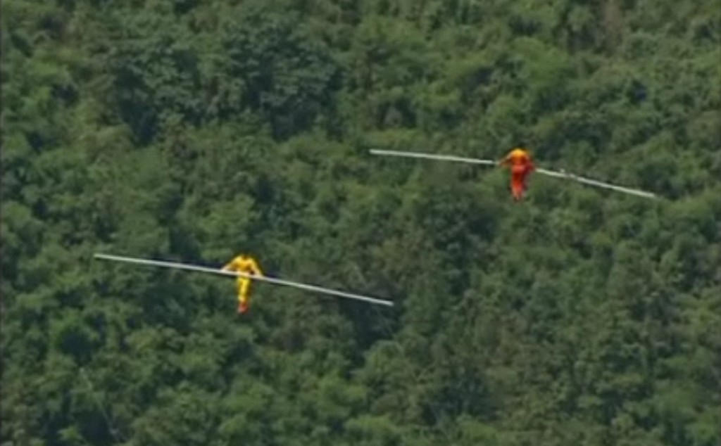 I funamboli a 350 metri da terra al centro di un canyon