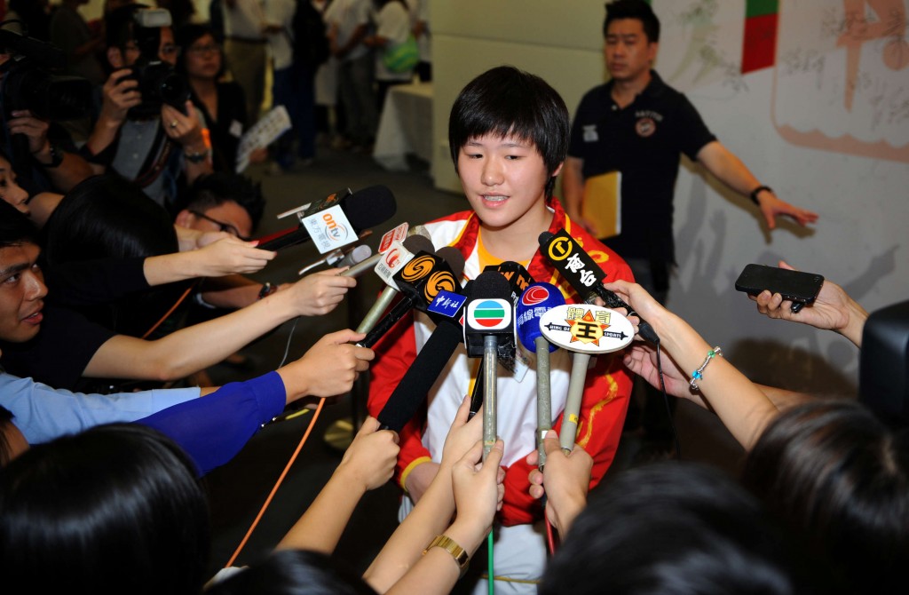 Ye Shiwen risponde ai giornalisti a Hong Kong