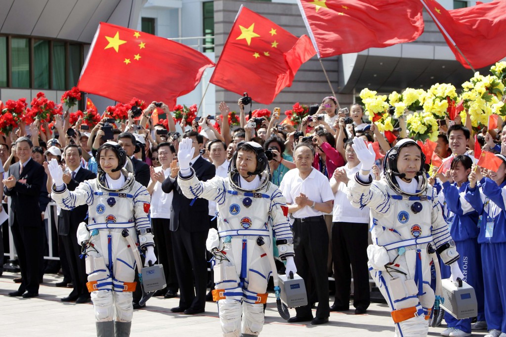 Jing Haipeng, Liu Wang e Liu Yang salutano prima della partenza sulla navicella Shenzhou 9