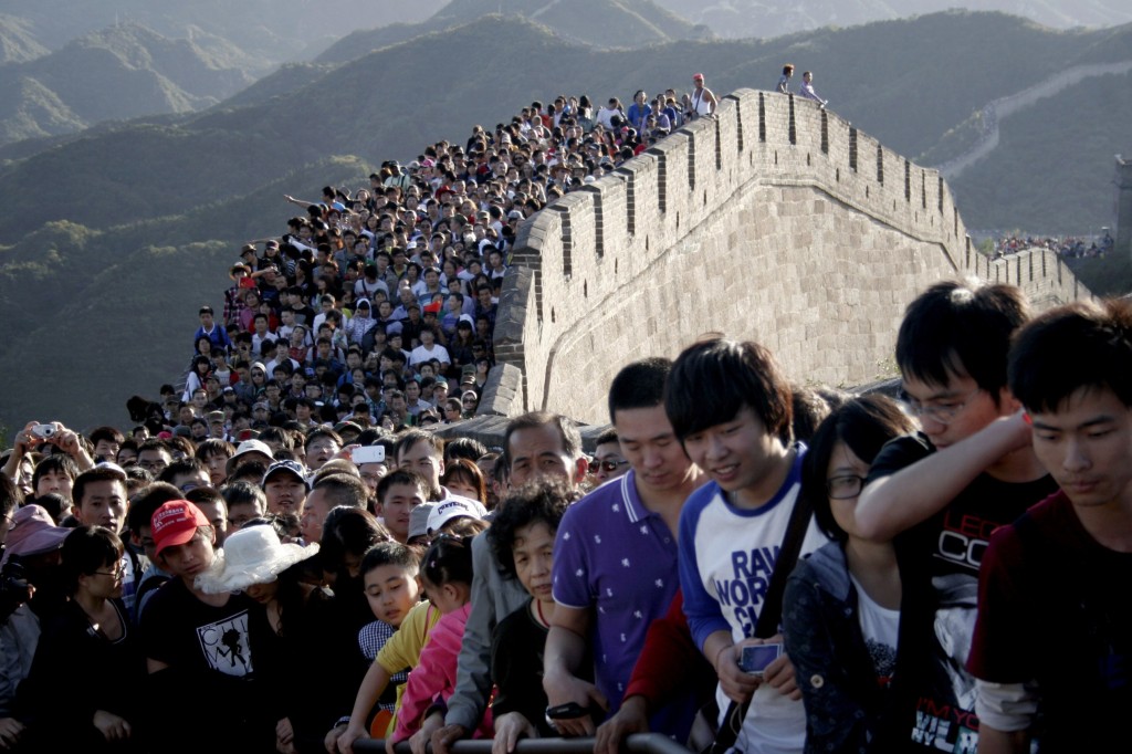 Turisti affollano la Grande Muraglia