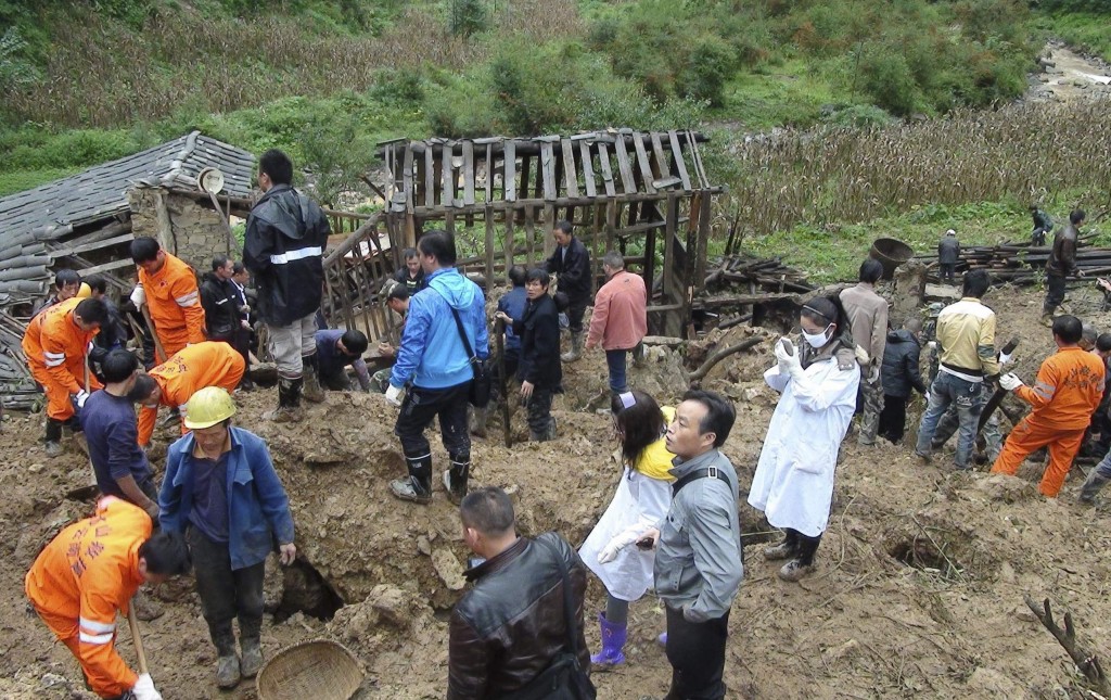 I soccorritori cercano i dispersi sepolti all’interno di una scuola a Zhenhe, Yunnan