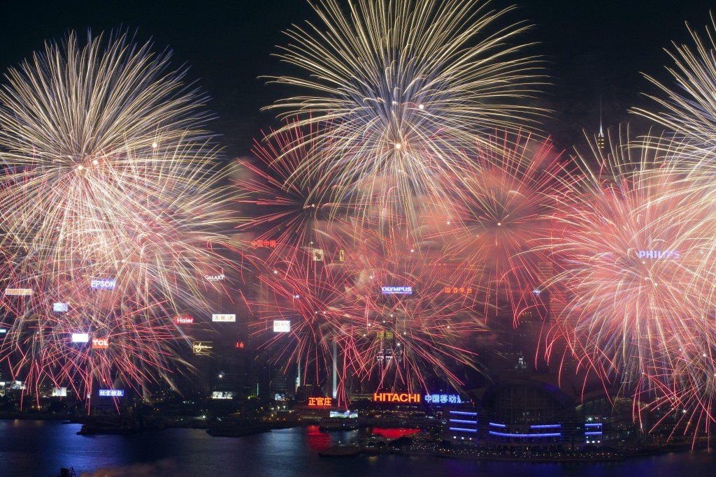Hong Kong, fuochi d’artificio a Victoria Harbour per il National Day