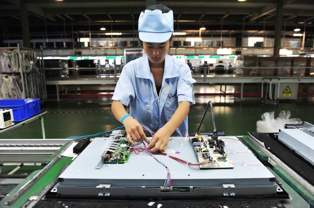 Un’operaia in una catena di montaggio si Shenyang, Liaoning