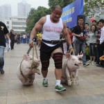Un concorrente della Hunan Hercules Challenge con i suoi due “pesi”