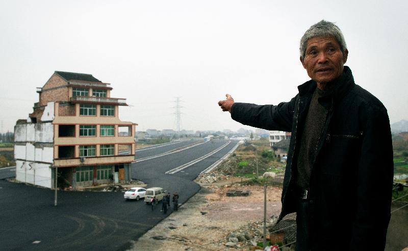 Luo Buofeng mostra la sua casa circondata dall’autostrada