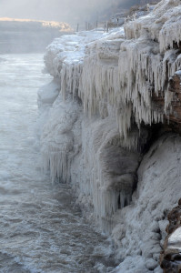 nello Shhanxi fa talmente freddo che le spettacolorrio cascate di Hukou si sono ghiacciate offrendo uno spettacolo straordinario